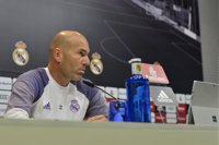 Zidane elude hablar de "ruido" e insiste estar "muy lejos de las ideas" del Frente Nacional francés
