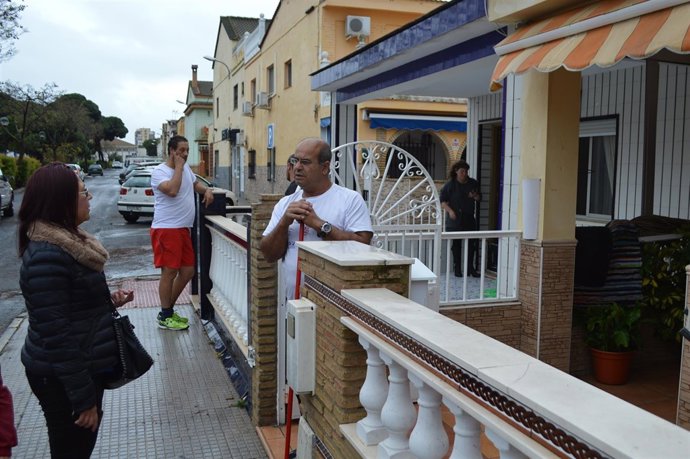 La alcaldesa de Punta Umbría, Aurora Águedo, visita a los afectados. 