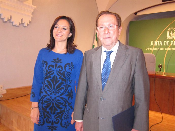 De Llera junto a la delegada del Gobierno andaluz en Córdoba, Rafi Crespín
