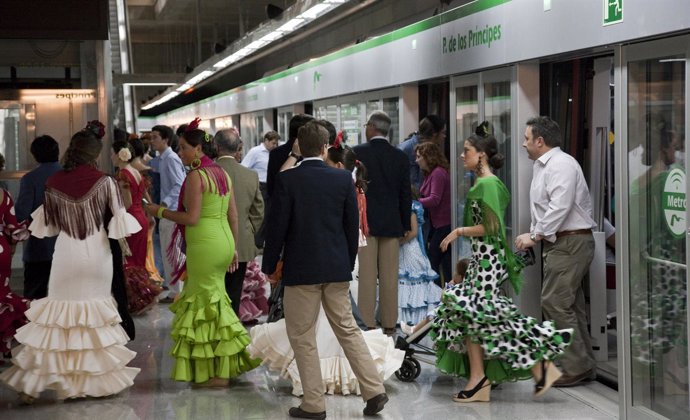 Usuarios del metro durante la Feria.