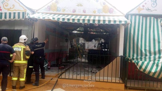 Actuación de los bomberos en la caseta.