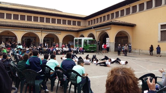 Juegos coreográficos llenan la plaza del Olivar de Palma