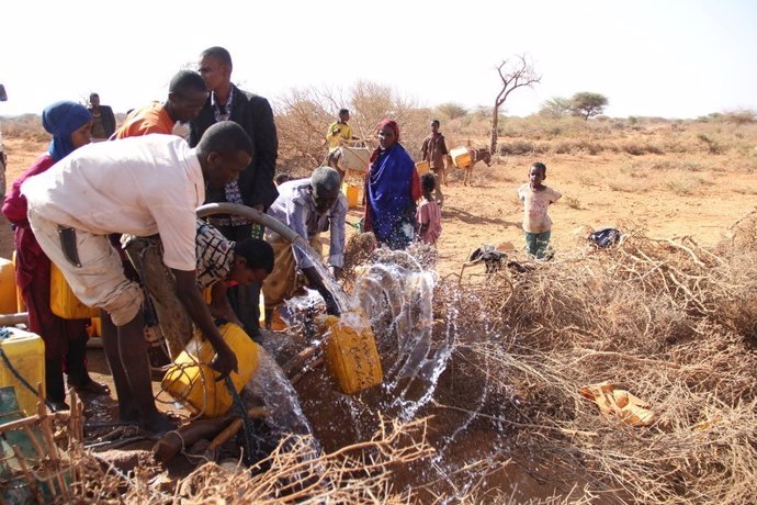 Save the Children reparte agua en Somalia