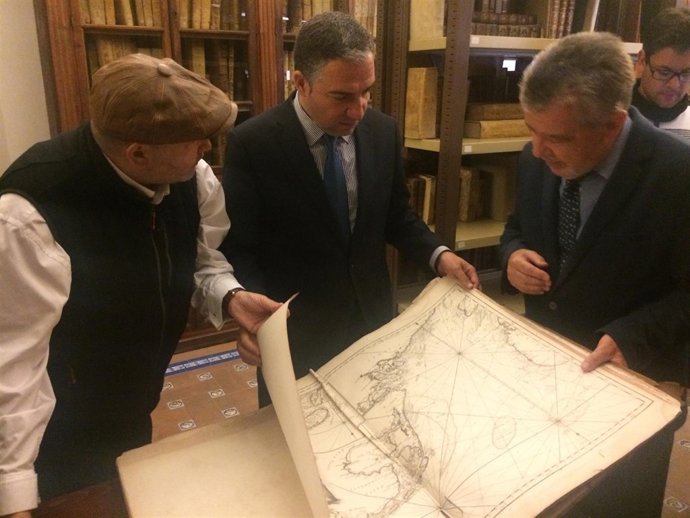 Elias Bendodo con ruiz povedano ve libro en Sociedad Económica de Amigos del Paí