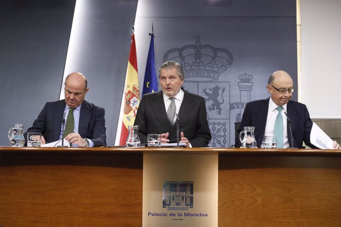 Luis de Guindos, Méndez de Vigo y Cristóbal Montoro en rueda de prensa