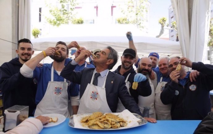 Revilla degusta bocartes en la feria de la anchoa