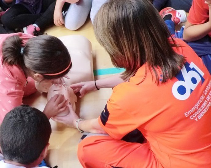 Profesionales del 061 enseñan primeros auxilios