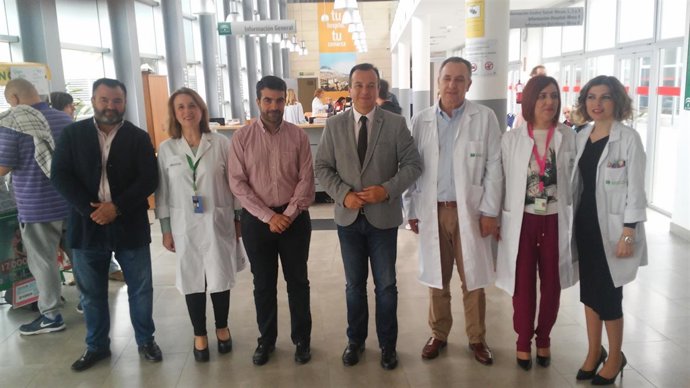 Visita de Higinio Almagro y Joaquín Camacho al hospital de  alta resolución
