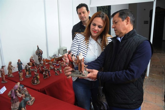 Barbero observa una de las figuras expuestas en el IV Encuentro Belenista