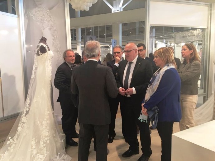El conseller J.Baiget inaugura la feria comercial de la Barcelona Bridal Week