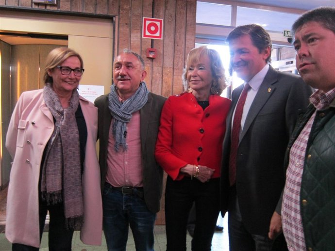María Teresa Fernández de la Vega junto a Javier Fernández y Pepe Álvarez