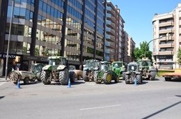 Tractores de agricultores en Asaja, en Lleida