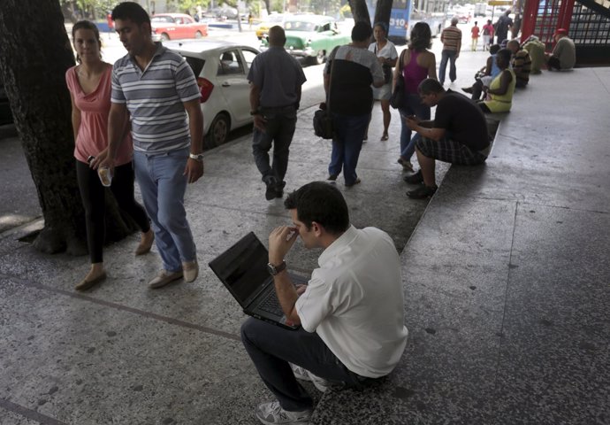 Cubanos usando la red de Wifi en La Habana