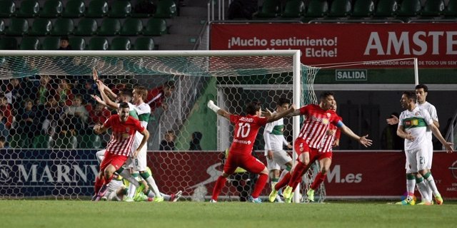 El Almería vence al Elche en Segunda División