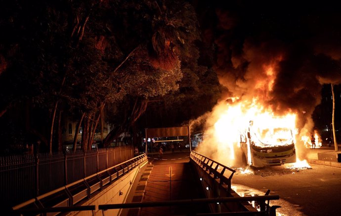 Autobuses incendiados durante la huelga general en Brasil