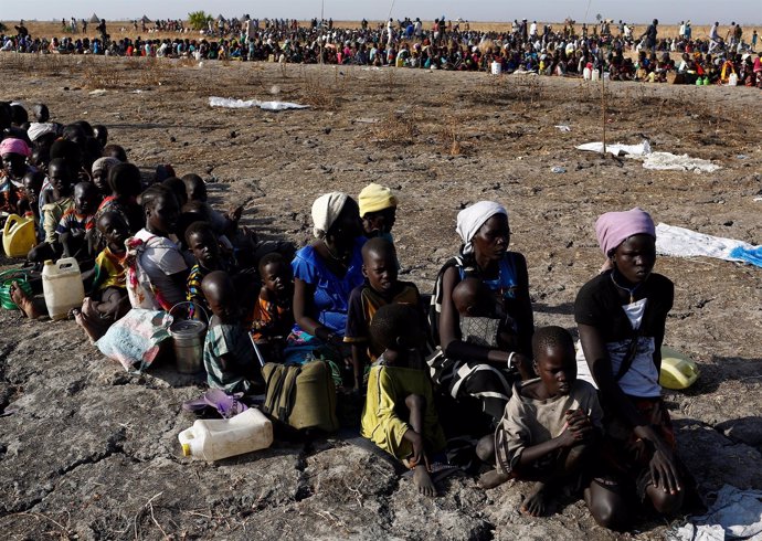 Mujeres y niños esperan una distribución de alimentos en Sudán del Sur