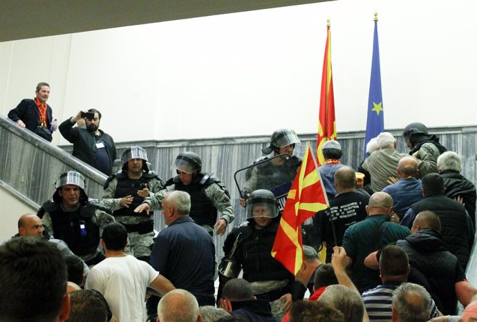 Manifestantes irrumpen en el Parlamento de Macedonia