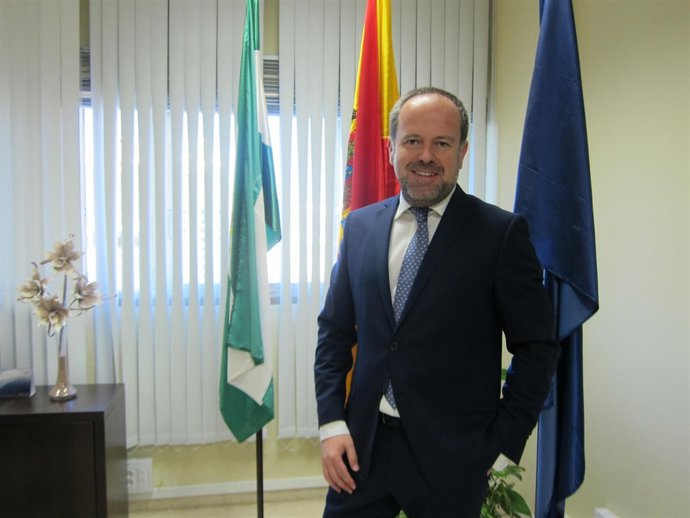 Francisco de Paula Algar en su despacho