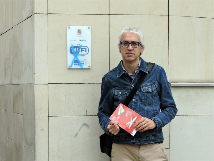 Manuel Vallejo (PSOE) frente a una señal de punto wifi en Almería      