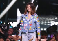 La diseñadora fetiche de Kate Middleton le crea una chaqueta exclusiva a Selena Gomez