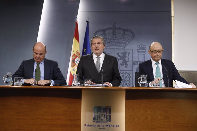 Luis de Guindos, Méndez de Vigo y Cristóbal Montoro en rueda de prensa