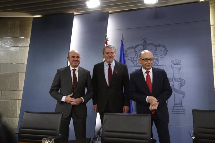 Luis de Guindos, Méndez de Vigo y Cristóbal Montoro tras el Consejo de Ministros