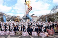 Los portugueses se echan a la calle para empaparse del color de las Hogueras de San Juan