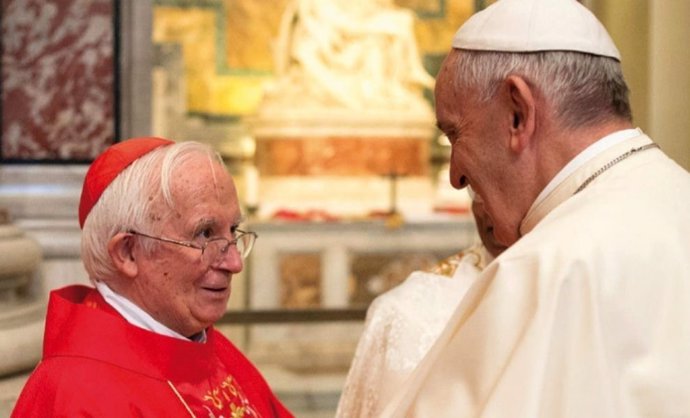 El cardenal y el papa en una imagen de archivo
