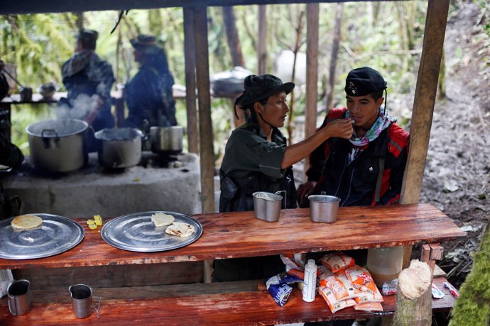 Guerrilleros de las FARC en la selva colombiana