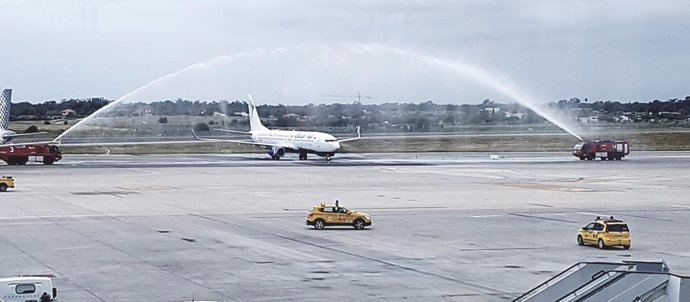 El avión ha sido recibido con un chorro de agua como es tradición