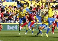 Giménez sufre una lesión muscular y es duda para la Champions