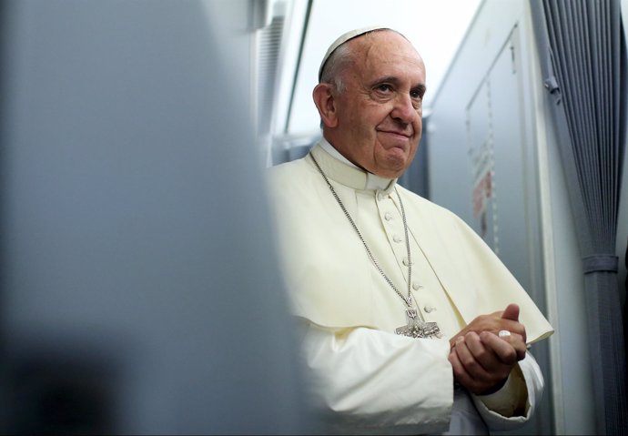 Papa Francisco sonríe en el avión tras despedirse de Asunción, Paraguay