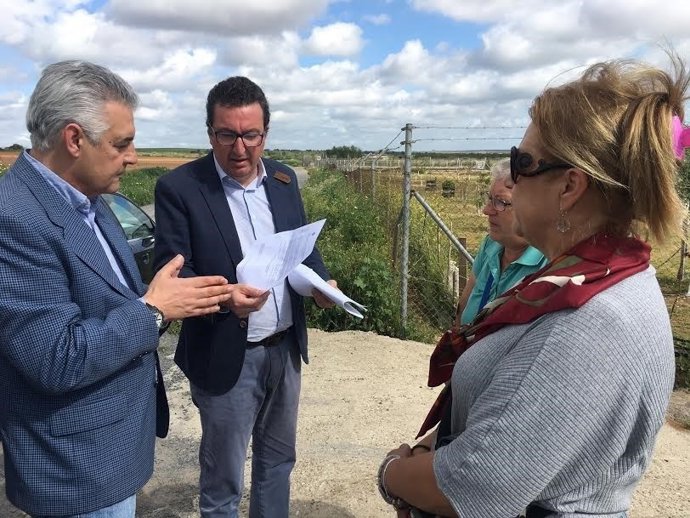 Estudiantes del  Institut Cotes Baixes de Alcoi (Alicante) junto a la caravana