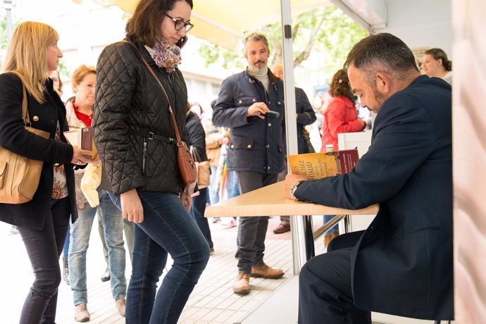 Jesús Sánchez Adalid firma libros en Cáceres
