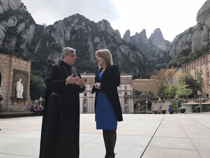 El abad de Montserrat, Josep Maria Soler, y la periodista Sílvia Cóppulo