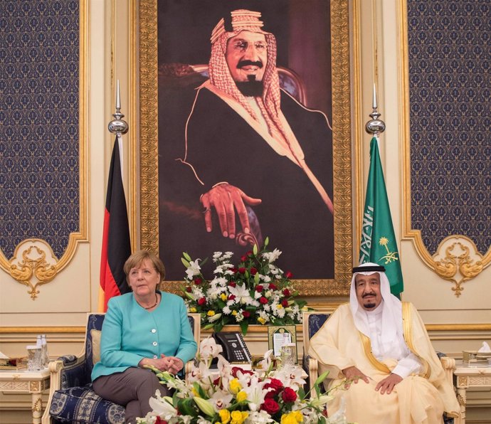 El rey Salman de Arabia Saudí y Angela Merkel 