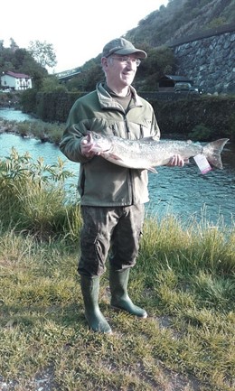 Ignacio Zalakin pesa el primer salmón de la temporada 2017 en el Bidasoa.