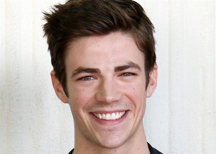 Grant Gustin a un pasito del altar con su novia LA Thoma./ Cordon Press