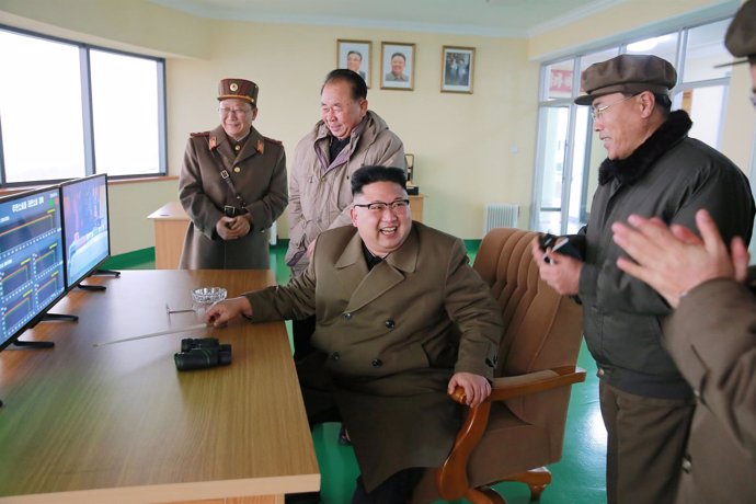 Kim Jong Un supervisa una prueba militar