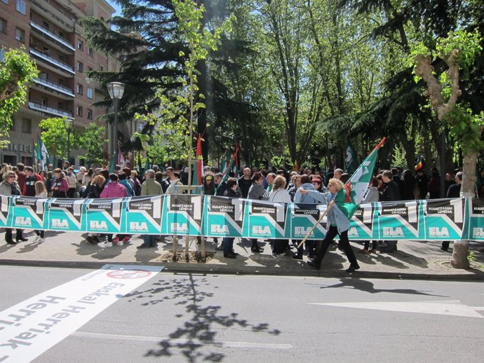 Manifestación de ELA en Pamplona por el Primero de Mayo.              