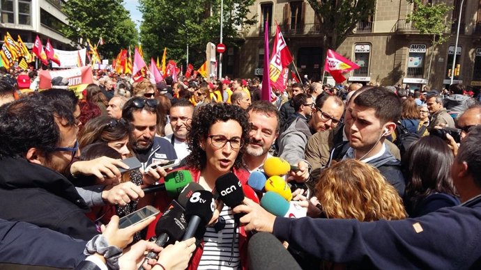Marta Rovira atén als mitjans en la manifestació de el 1 de Maig