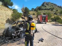 Los Bomberos extinguen un conato de incendio forestal provocado por la explosión de un coche en Cieza