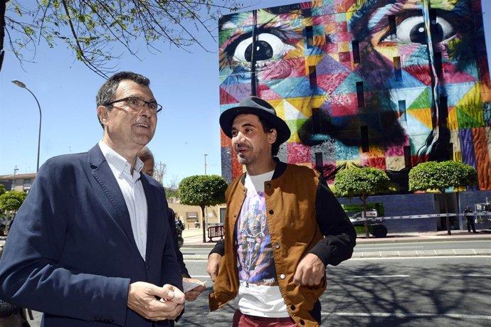 El alcalde, José Ballesta, y el artista Kobra inauguran el mural