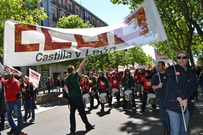 Valladolid. Una batucada acompaña a la manifestación del Primero de Mayo