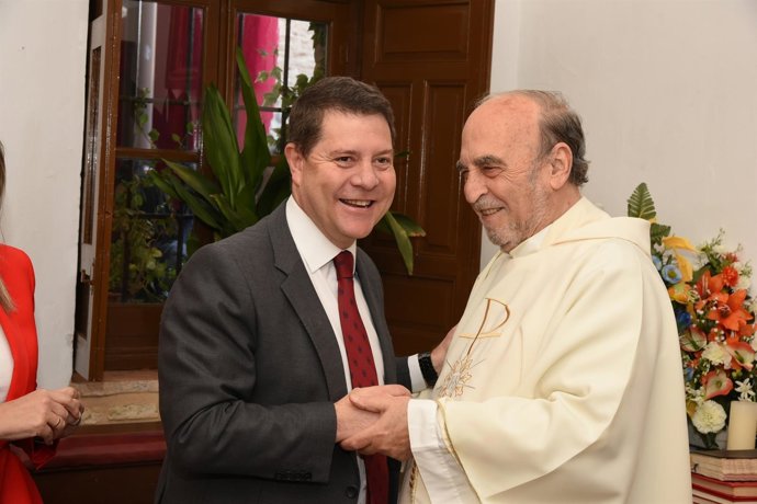 Page con el Párroco de la Hermita del Valle