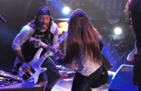 Robert Trujillo (Metallica) y su hijo de 12 años tocan juntos durante un concierto de Korn