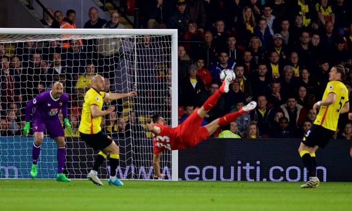 Emre Can ejecuta la chilena del 0-1 ante el Watford