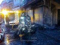 Afectadas leves seis personas tras el incendio de dos motos en el barrio sevillano de Triana