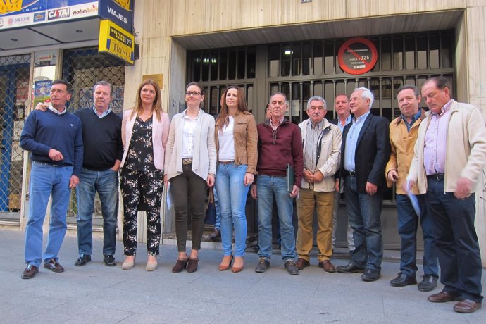 Adán y López (4 y 5 i) junto a otros miembros del PP de Jaén que apoyan a Moreno