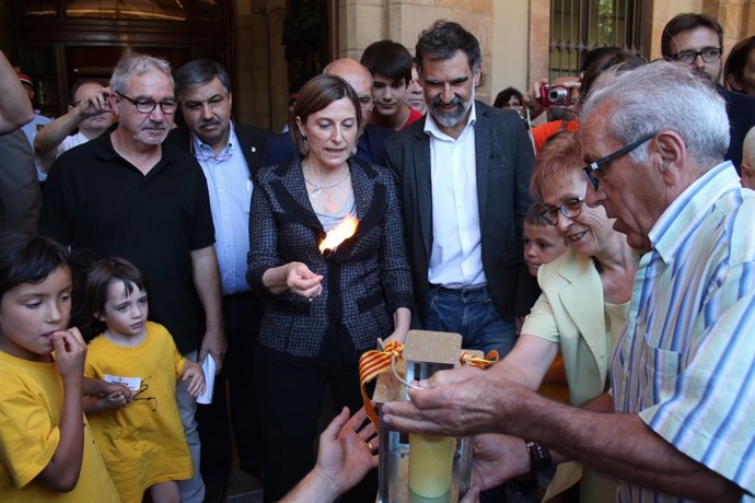 La Flama del Canigó arriba al Parlament (2016):pta.C.Forcadell,J.Cuixart (Òmnium